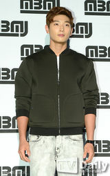 组图：玉泽演泫雅等亮相时尚活动 难掩青春气息