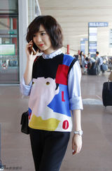 组图：潮范毛晓彤穿撞色裙 活力十足甜笑赴纽约