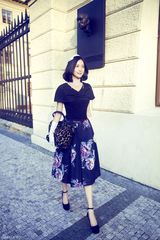 组图：徐静蕾布拉格街拍曝光 演绎浪漫复古风