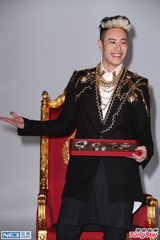 组图：潘玮柏身披5000万珠宝 为新专辑拍宣传照