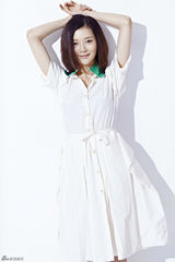 组图：车晓夏日写真白裙优雅 自在享受阳光