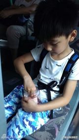 组图：公交车小正太帅翻网友 怒赞萌版马国明