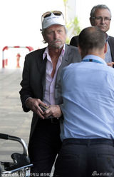 组图：道格拉斯全家抵机场 泽塔琼斯小露香肩