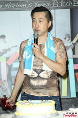 组图：多变哈林(庾澄庆)唱金曲 登小巨蛋万人同欢