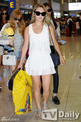 组图：少女时代低调回国 戴墨镜低头不语