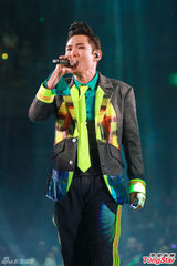 组图：脱掉脱掉！杜德伟台上激情脱衣仅留内裤