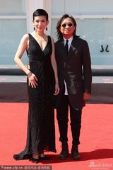 组图：吴君如黑色深V礼服 牵手陈可辛恩爱