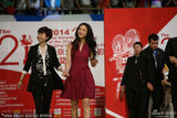 组图：大影节闭幕式 汤唯红裙知性王丽坤温婉