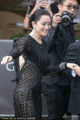 组图：巩俐黑衣优雅亮相 红毯霸气挥手
