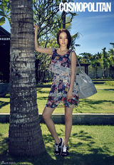 组图：具荷拉巴厘岛写真 小麦肤色性感秀蛮腰