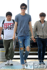 组图：李敏镐利落短发亮相 笑容不断酒窝甜