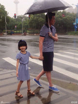 组图：陆毅与女儿雨中扮文艺 笑称矿工亲子装