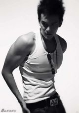 组图：经超帅气型男写真 俊朗呆萌两不误