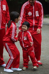 组图：《爸爸去哪儿》姐姐Grace（曹格女儿）玩游戏热情高涨