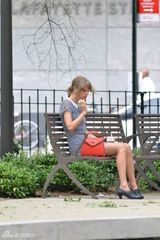 组图:单身泰勒空虚寂寞冷！公园吃雪糕发呆放空