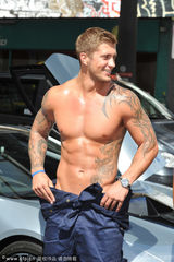 组图：英肌肉猛男化身洗车仔 半裸出镜基情湿身