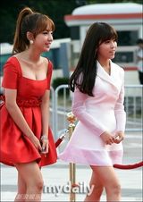 组图：胡歌亮相韩国颁奖礼 大胡子梳背头难认出