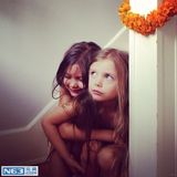 组图：大眼萝莉姐妹走红 写真妈妈掌镜精致如画