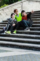 组图：张翰下岗李菲儿当导游 郑佩佩爱女探班