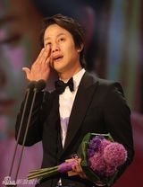 组图：百想全智贤金秀贤拿奖开怀 陶子下蹲颁奖