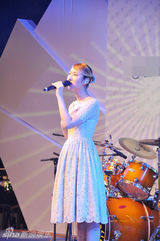 组图：王若琳厦门签售 恰逢“六一”歌迷送惊喜