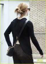 组图：艾玛与男友街头热吻 衣服性感露美背