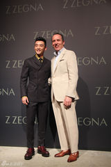 组图：郑恺心情尚好微笑亮相男装周