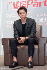 独家：朴有天上海会歌迷 黑衣亮相表情严肃