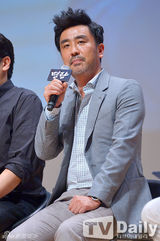 组图：李贞贤着水墨画连衣裙出席优雅含蓄