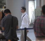 组图：张国立现身机场 疑回国处理张默吸毒事件