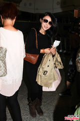 组图：马赛黑衣现身机场 赴英国进修学费家人出