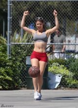 组图：飞身打波！花花公子女郎清凉短装玩篮球