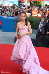组图：威尼斯电影节开幕 华语女星闪耀红毯