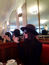 组图：秦岚拜访巴黎圣母院 花神咖啡馆品下午茶