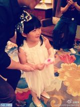 组图：吴京拄拐娶谢楠 angela石头当花童