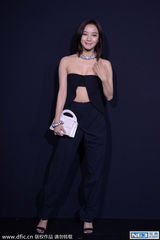 组图：平胸也要拼！王珞丹抹胸装上阵秀性感