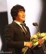 组图：百想全智贤金秀贤拿奖开怀 陶子下蹲颁奖