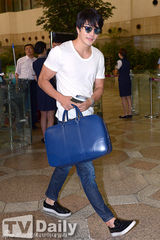 组图：权相佑白T牛仔现身 胡茬突显男人本色