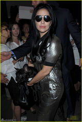 组图：LadyGaga抱狗晒事业线 手臂内侧添新纹身