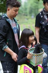 组图：萌娃独自出任务集市砍价 爸爸变装成妖怪