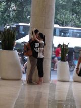 组图：奶茶妹妹刘强东酒店紧拥 情话绵绵说不尽