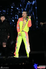 组图：多变哈林(庾澄庆)唱金曲 登小巨蛋万人同欢