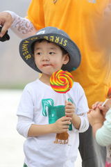 组图：吴妈跟驴交朋友 萌娃带宝宝变小家长