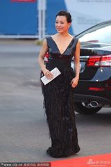 组图：威尼斯闭幕红毯 评委陈冲深V裙美艳