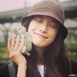 组图：文艺女神就要素颜！倪妮亲吻龙猫萌萌哒