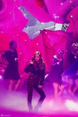 独家：少女时代TTS热辣献唱 下叉劈腿秀舞功