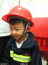组图:张柏芝母子会友 兄弟俩扮消防员乐在其中