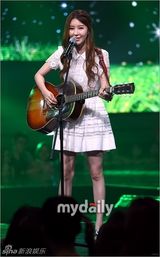 组图：f(x)首秀新歌 海盗造型冷艳性感