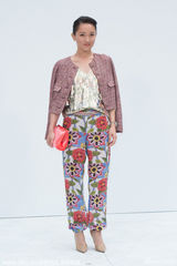 组图：周迅何超仪亮相时装周 女神变身小粉丝