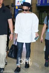 组图：GD权志龙潮装现身机场 墨镜难掩憔悴面容